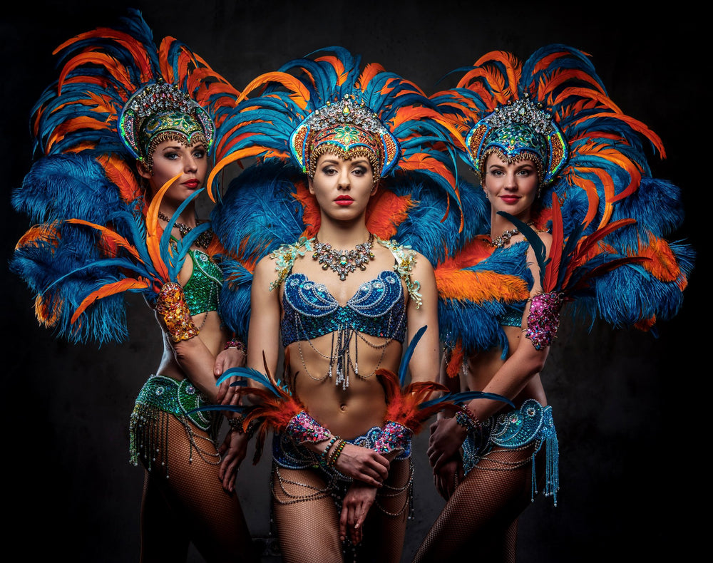 Women wearing ostrich feahters
